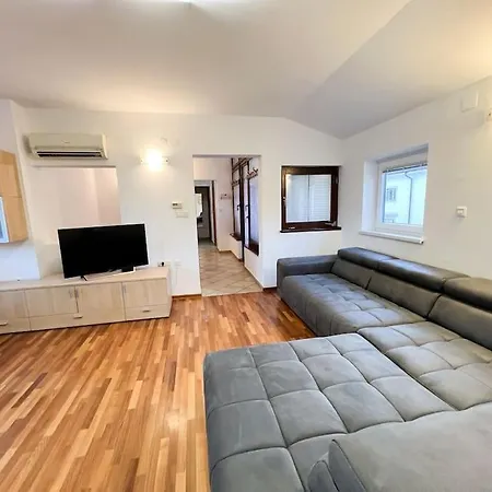 Casa Familiaris Копер